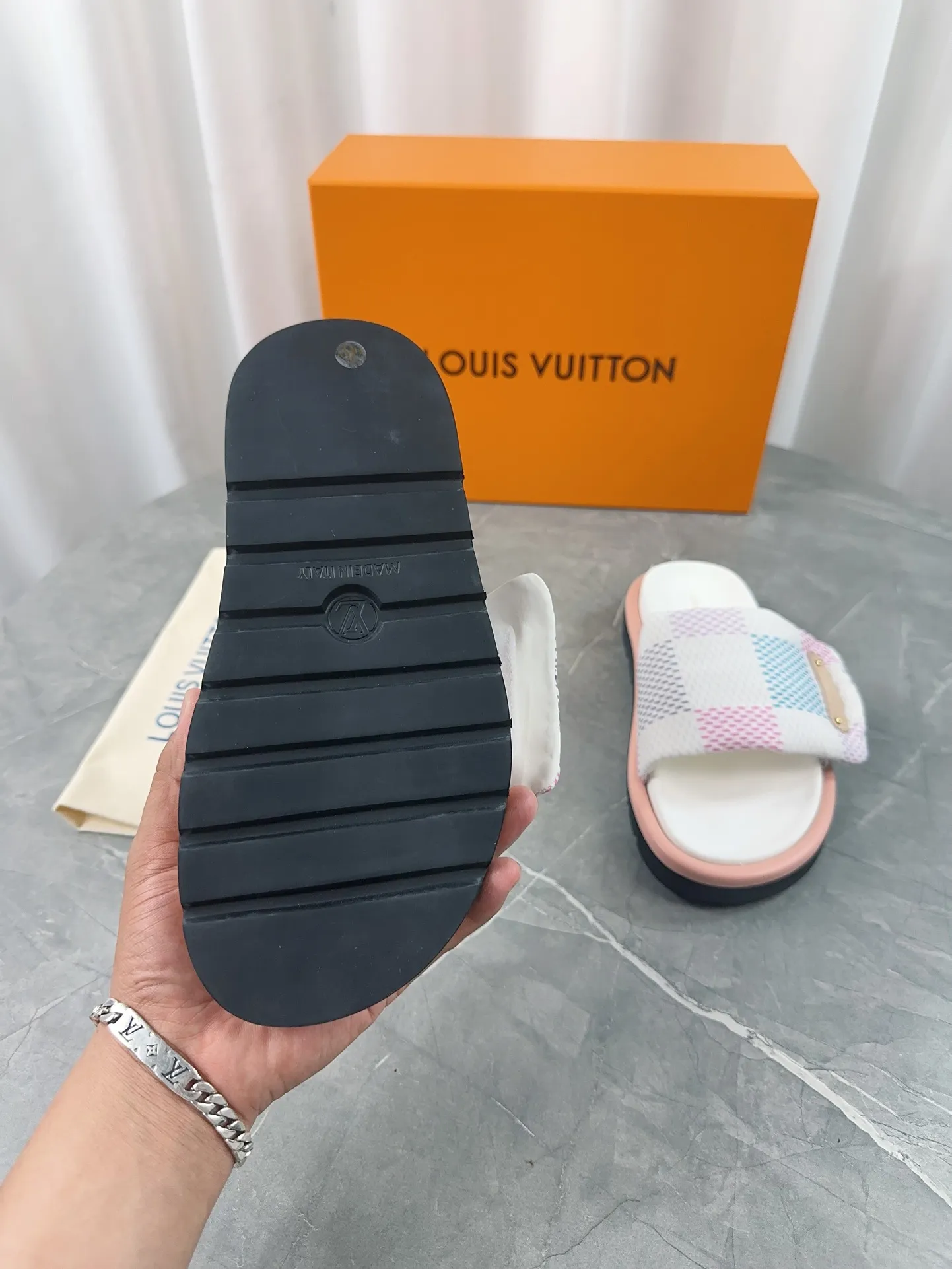👟👟Ex-factory price 360👟👟 Women's Shoes Women's Clothing LV Donkey Brand L Home 2024 Hot Style Embossed Logo Embossed Sandals This Pool Pillow Comfort flat sandals are made of technical fabrics and use high-frequency embossing technology to reinterpret the Monogram pattern. Soft padded upper with adjustable Velcro, comfortable and tough insole adds harmonious color ▪️Fabric: Original customized technical fabric ▪️Lining: soft sheepskin lining ▪️Sole: Original open-molded rubber foam outsole Color: sky blue. Yellow. Black ▪️Size: 35-45